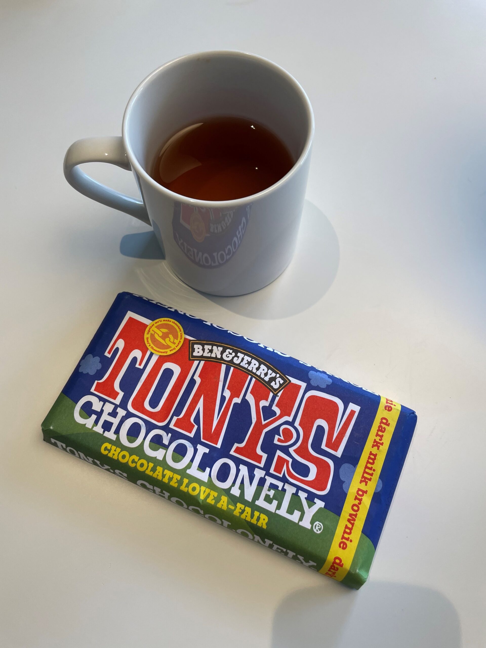 カラフルなパッケージが特徴のTONY'S CHOCOLONELYのチョコレートバー
