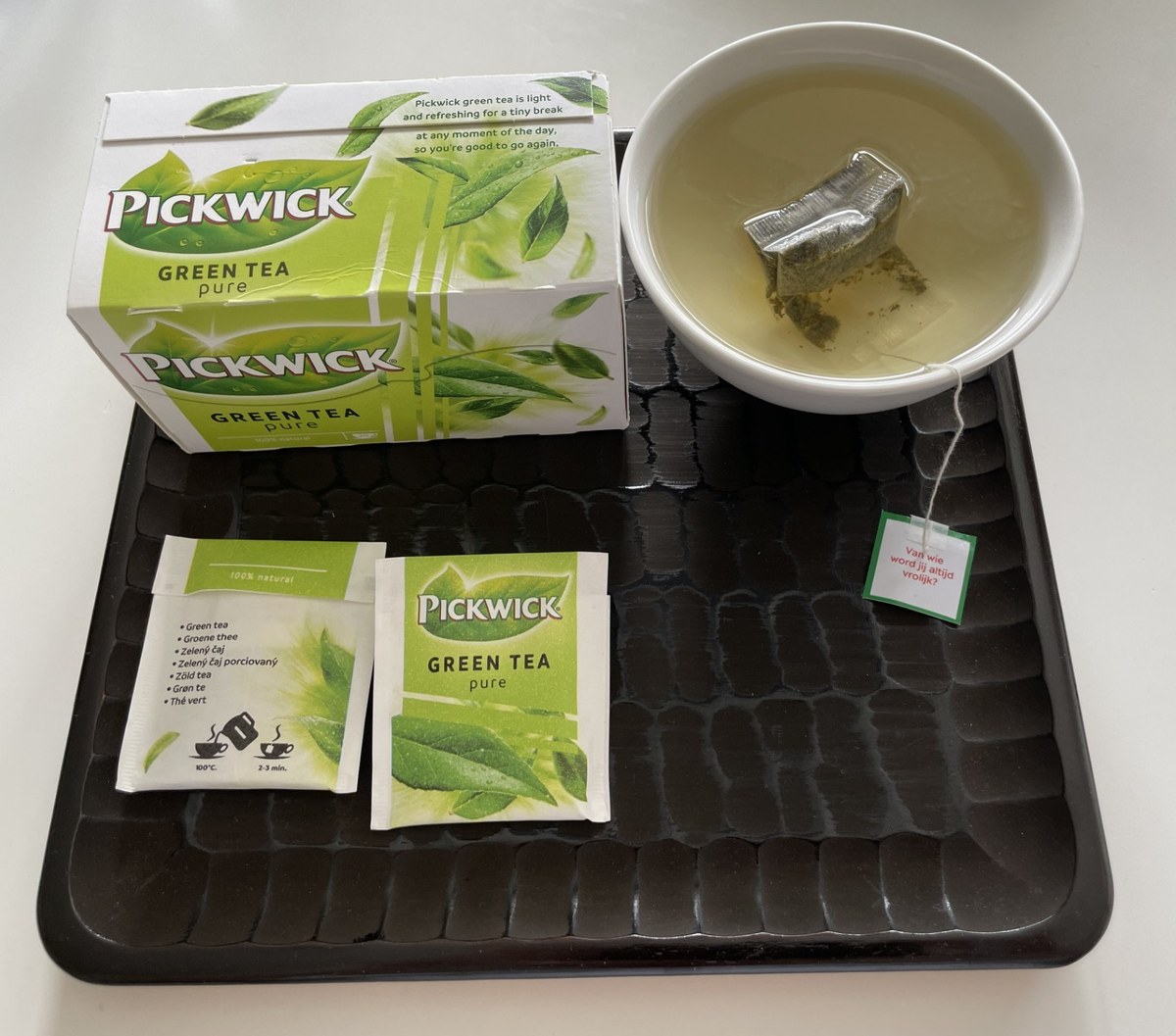 オランダのPickwick Green Tea pureのパッケージ、ティーバッグ、淹れた水色