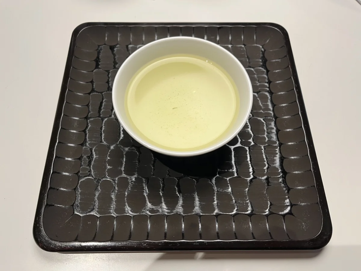 三煎目の水色。三煎のなかでもっとも淡い黄色