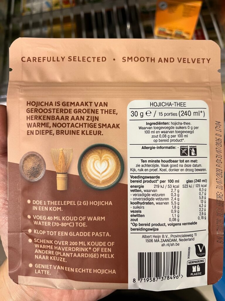 Albert Heijnのほうじ茶パウダーの袋の裏。原材料はほうじ茶のみで、70〜80℃のお湯で溶くよう書かれている。原産国の表示はない