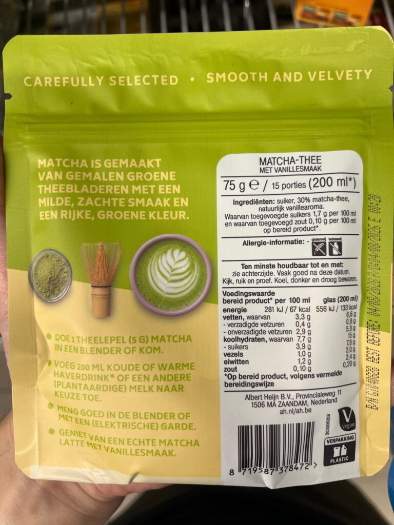 Albert Heijnのバニラ味抹茶パウダーの袋の裏。原材料は砂糖、抹茶30%、バニラ香料の順。住所はザーンダムのみで原産国の表示はない