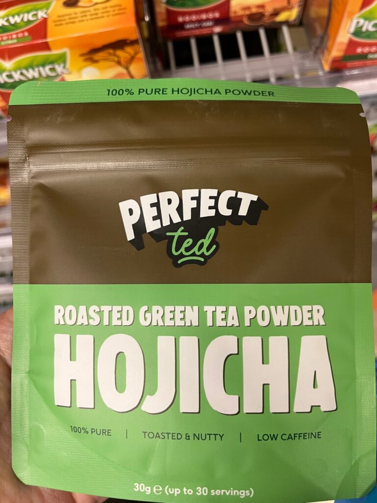 PERFECT Tedのほうじ茶パウダーの袋の表。100% PURE HOJICHA POWDERと書かれている